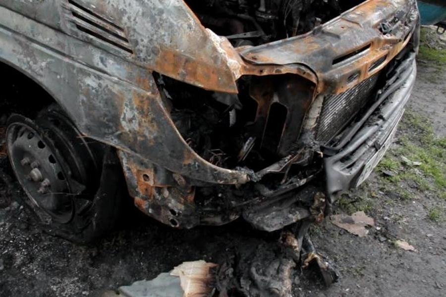 Полиция: микроавтобус в Черняховске могла поджечь 74-летняя соседка владельца (фото)