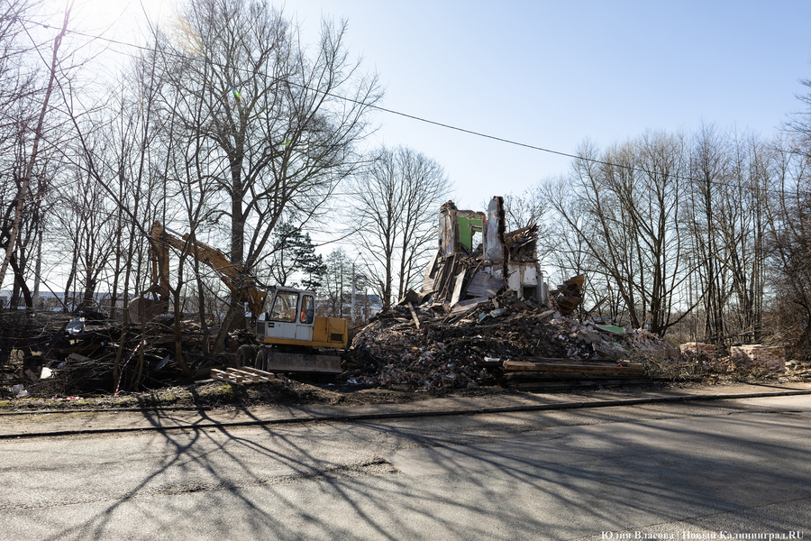 Превращение легенды в гору мусора: в Калининграде разобрали виллу Эдит (фото)