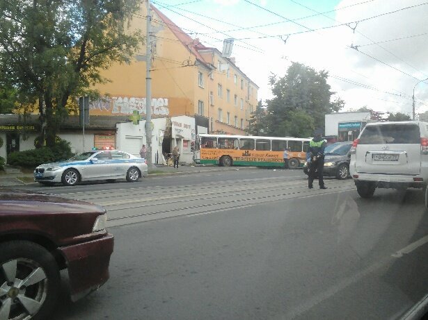 В Калининграде на Советском проспекте автобус выехал на тротуар и врезался в магазин (фото)