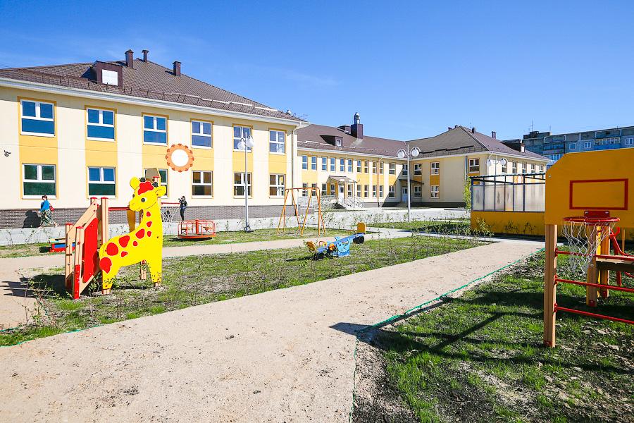 Далеко ли до Юрмалы: как губернатор Николай Цуканов стройплощадку Театра эстрады навещал