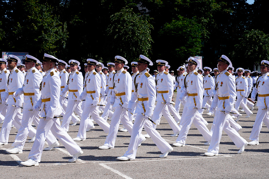 Под солнцем на плацу: как в Калининграде выпустили новых офицеров ВМФ (фото)
