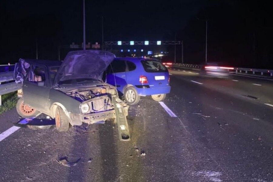 На Северном обходе «Рено» врезался в стоявший «Фольксваген», пострадали три человека (фото)