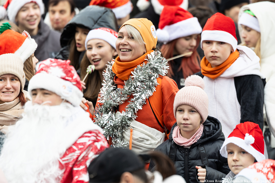 «Сказка к нам приходит»: на острове Канта прошел забег Дедов Морозов (фото)