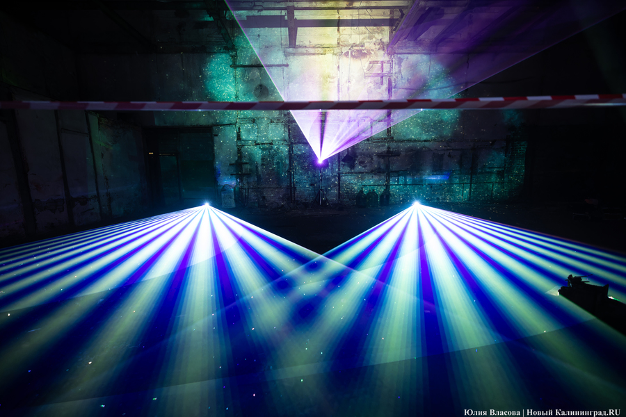 Индустриальные смыслы «Смены»: как прошёл фестиваль света в Кузнечном цехе (фото)