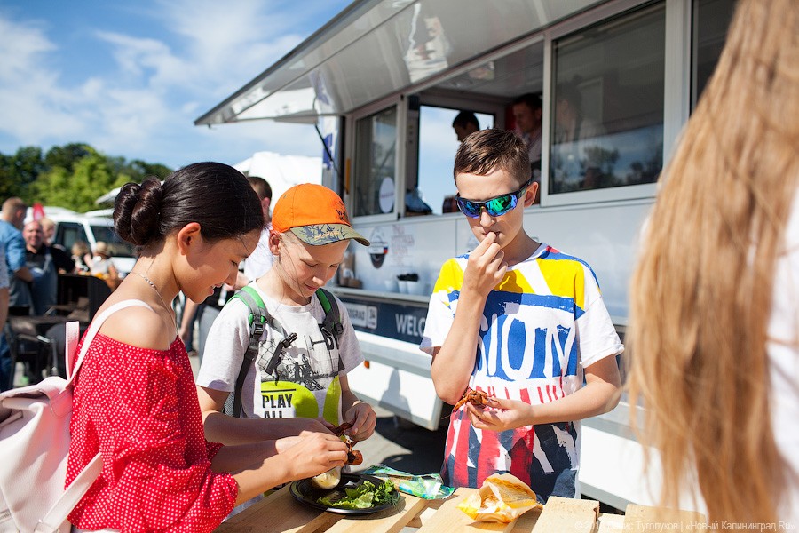 Клопс на колёсах: как прошёл фестиваль фудтраков на Верхнем озере  