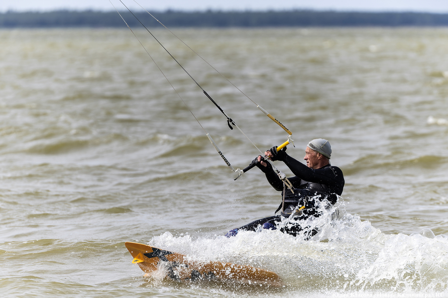 По воде против ветра: на Куршском заливе соревновались под кайтом и с крылом (фото)