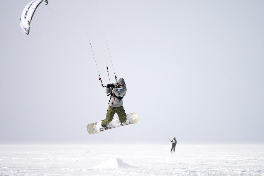 Сноукайтеры вышли на Калининградский залив. Посмотрите, как это красиво