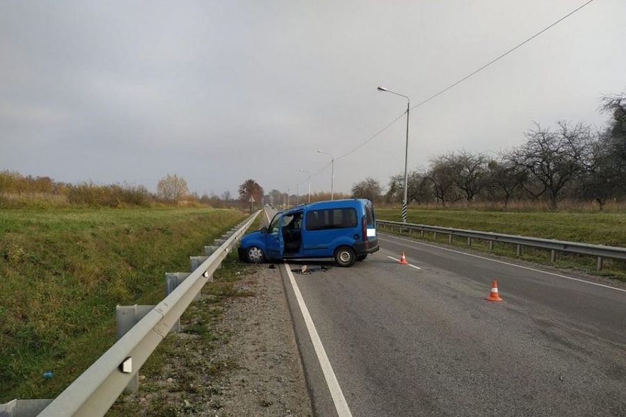 Под Черняховском «Рено» врезался в отбойник и опрокинулся, водитель в больнице