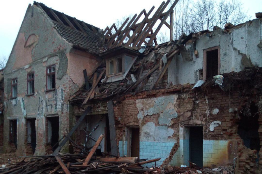 В Пионерском сносят здание бывшей начальной школы, чтобы построить на его месте гостиницу (фото)