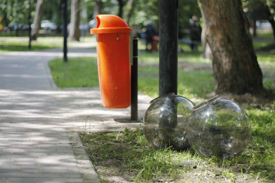В реконструированном сквере на Юношеской вандалы повредили урны и плафоны (+фото)