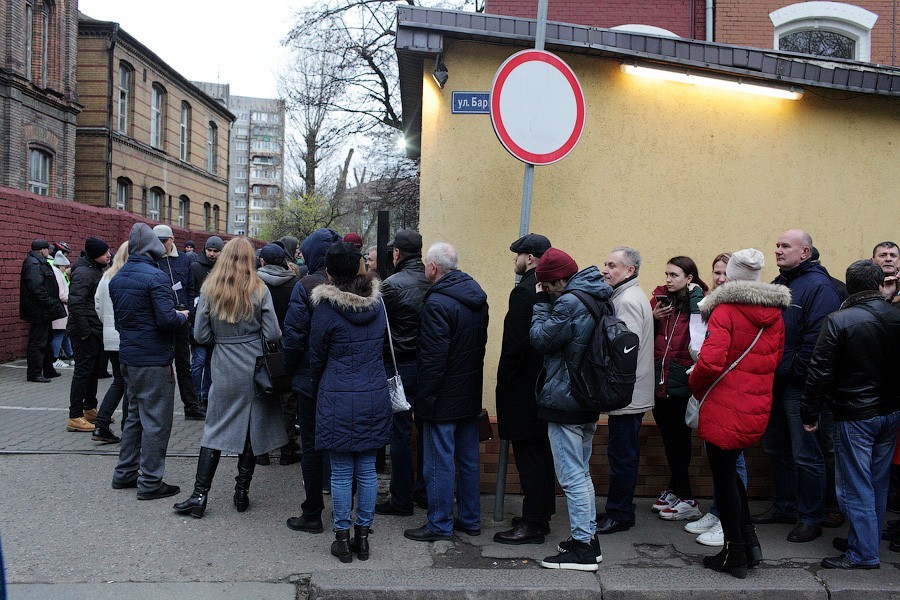 В Калининграде снова скопилась огромная очередь за справками на права (видео)