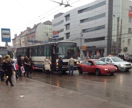 В центре Калининграда автобус столкнулся с легковушкой (фото)