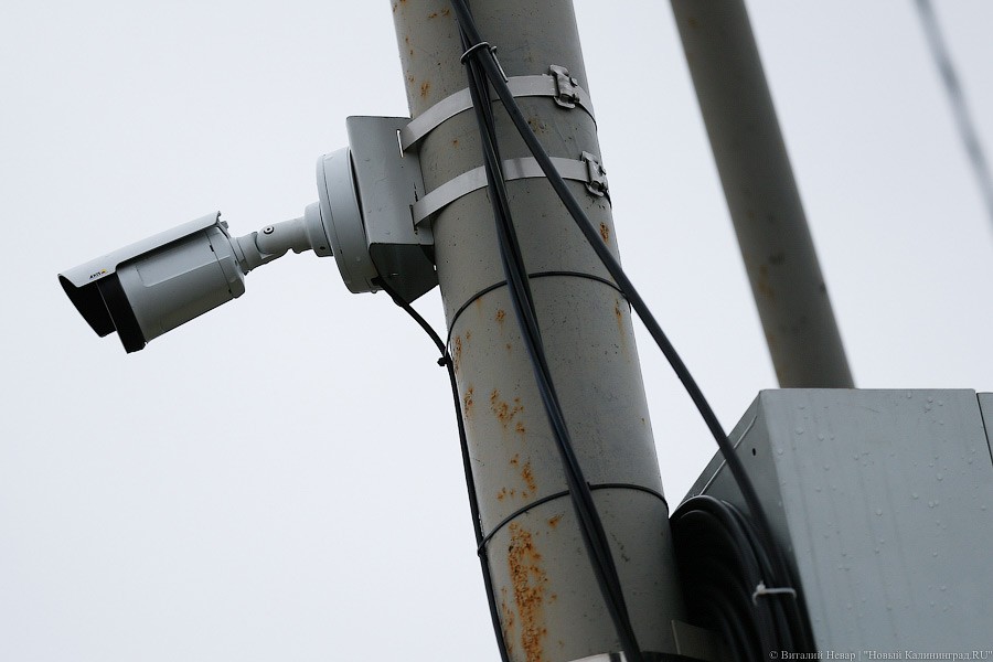 В Калининграде авто влетело в столб, пытаясь не врезаться в автобус (видео)