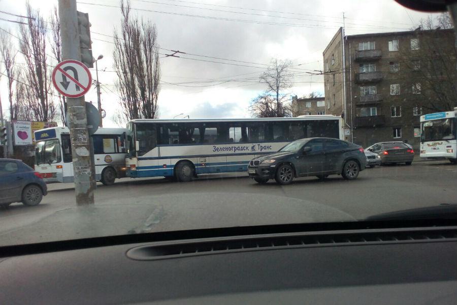 В Калининграде два рейсовых автобуса блокировали перекресток (фото)