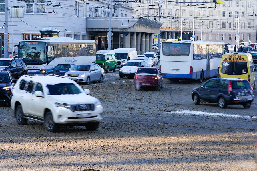 «Насладиться» зимой: во что превратились дороги в Калининграде после снегопада (фото)