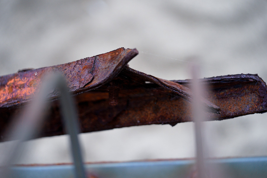 Ржавое настоящее: как выглядит променад рядом с госрезиденцией в Пионерском