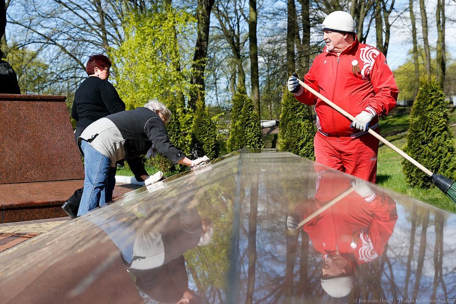 С метлой в руках: в парке Победы прошёл общегородской субботник