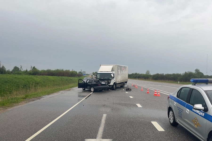 На выезде из Советска легковой «Мерседес» вылетел на встречную под грузовик (фото)