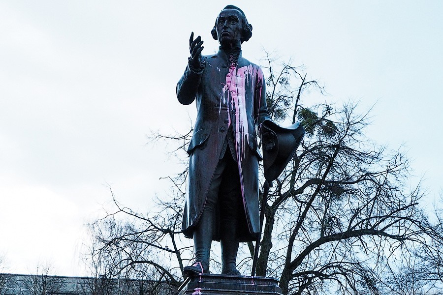 Алиханов связал порчу памятника и могилы Канта с политтехнологами