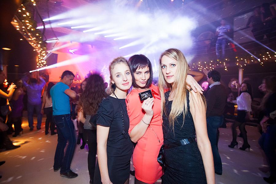 «Танцуют все!»: фоторепортаж с выступления проекта Astero в «Универсале»