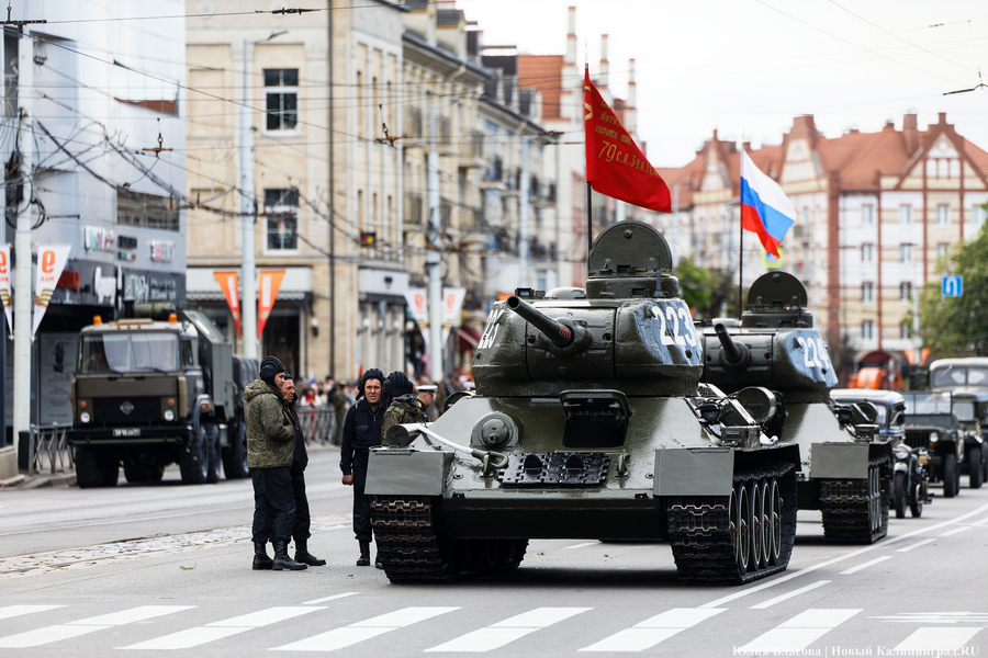Под Знаменем Победы: в центре Калининграда прошел военный парад (фото)