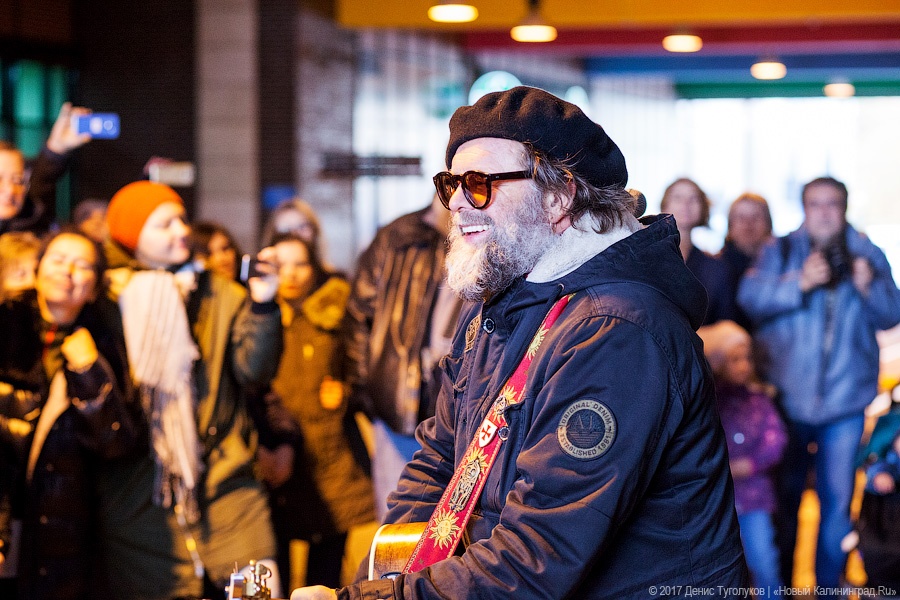 Стучаться в двери травы: Борис Гребенщиков спел для калининградцев на улице