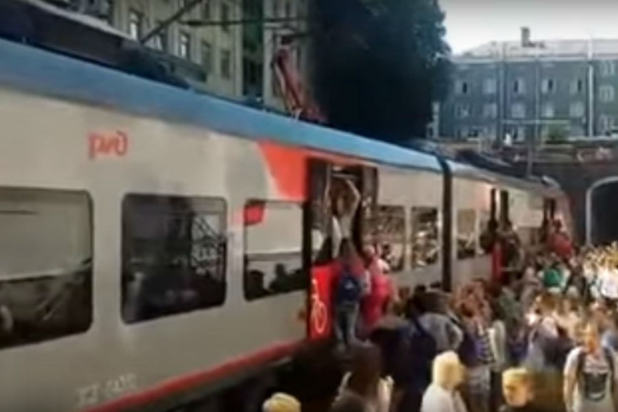 В среду пассажиры на Северном вокзале брали «Ласточку» штурмом (видео)