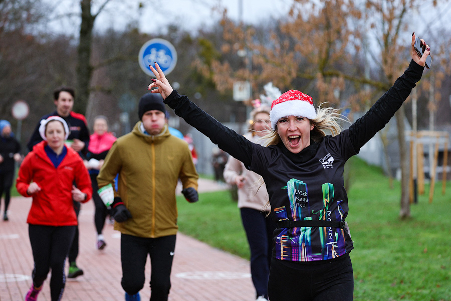 «Всем мира»: сторонники ЗОЖ пробежали по набережной Верхнего озера 2023 метра (фото)