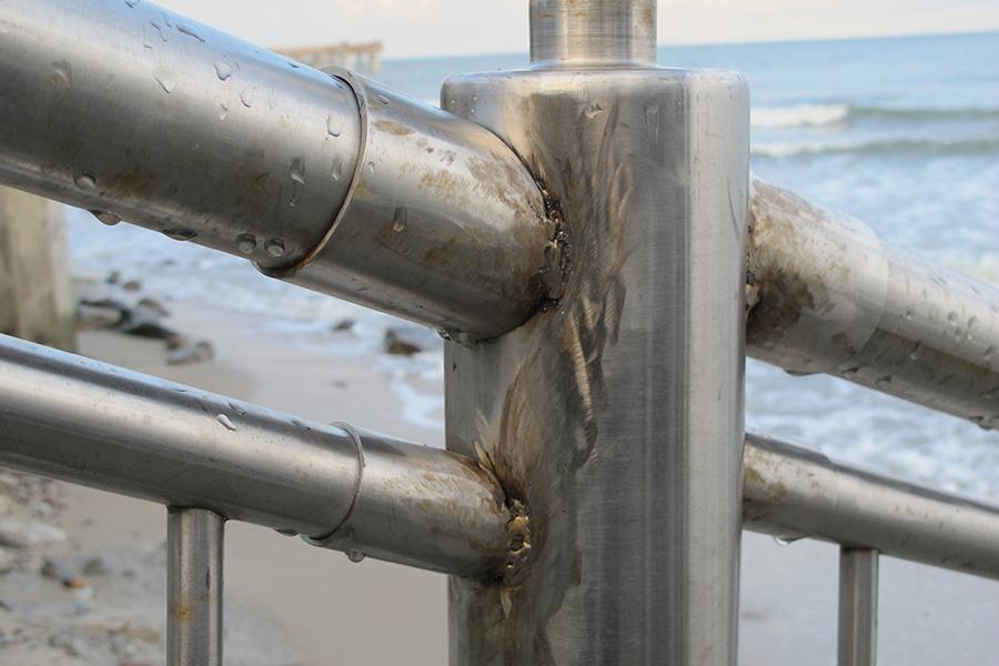 Фонари с зеленоградского променада унесло в море порывами ветра (фото)