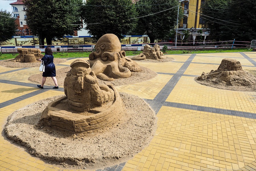 Со дна моря: в Зеленоградске сделали 5 скульптур из песка