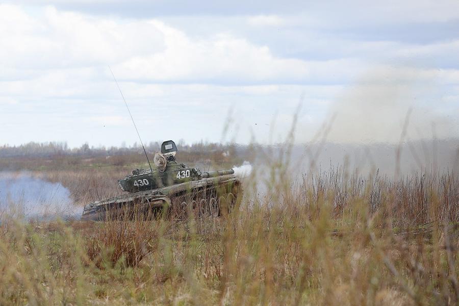 Быстрый и точный: в Калининградской области танкисты готовятся к биатлону
