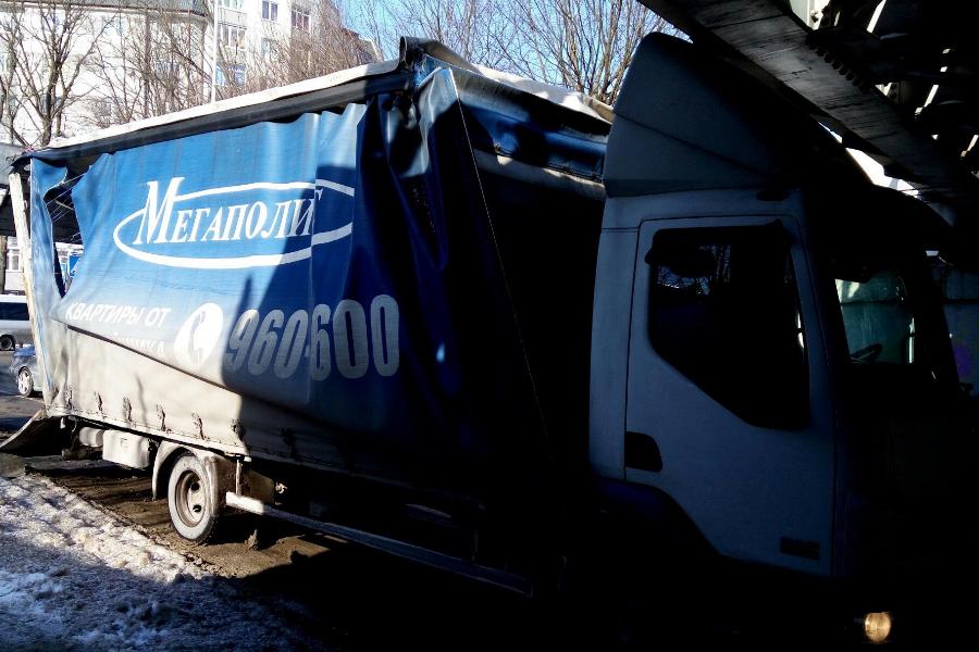В Калининграде на Островского в мост врезался очередной грузовик (фото)