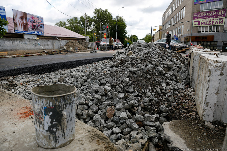 «Экватор» и «желтый глаз»: в Калининграде идет ремонт дорог и тротуаров 