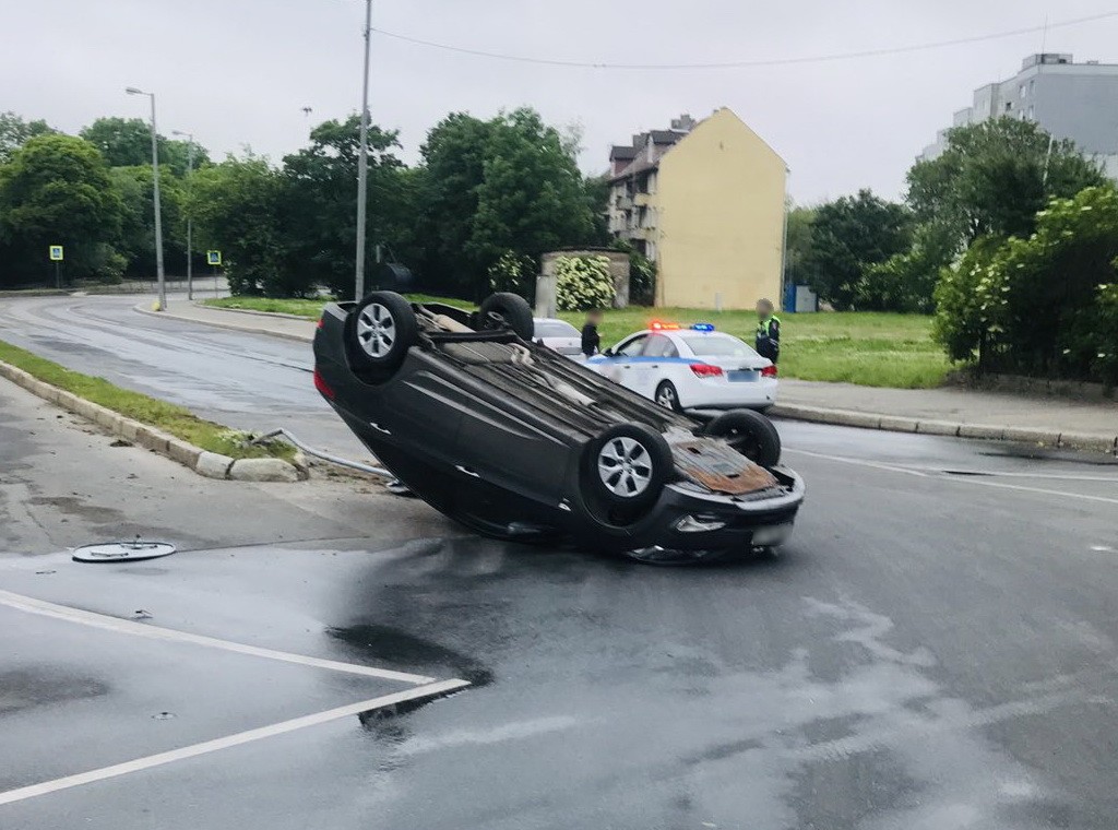 На ул. Буткова в Калининграде перевернулся на крышу «Хёндай Солярис»
