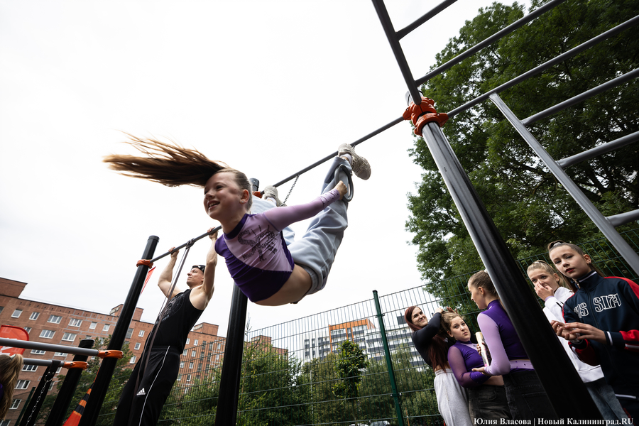 В Калининграде во второй раз за пятилетку открыли спортплощадку на Трибуца (фото)