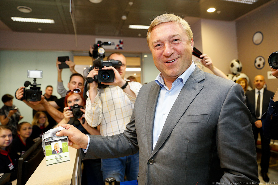 «Болеть разрешается»: в Калининграде вручили первые Fan-ID к Чемпионату мира