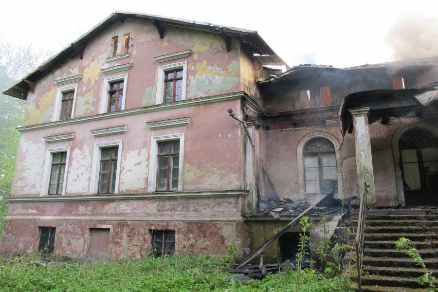 В Немане огонь уничтожил крышу бывшей усадьбы барона фон Мак (фото)