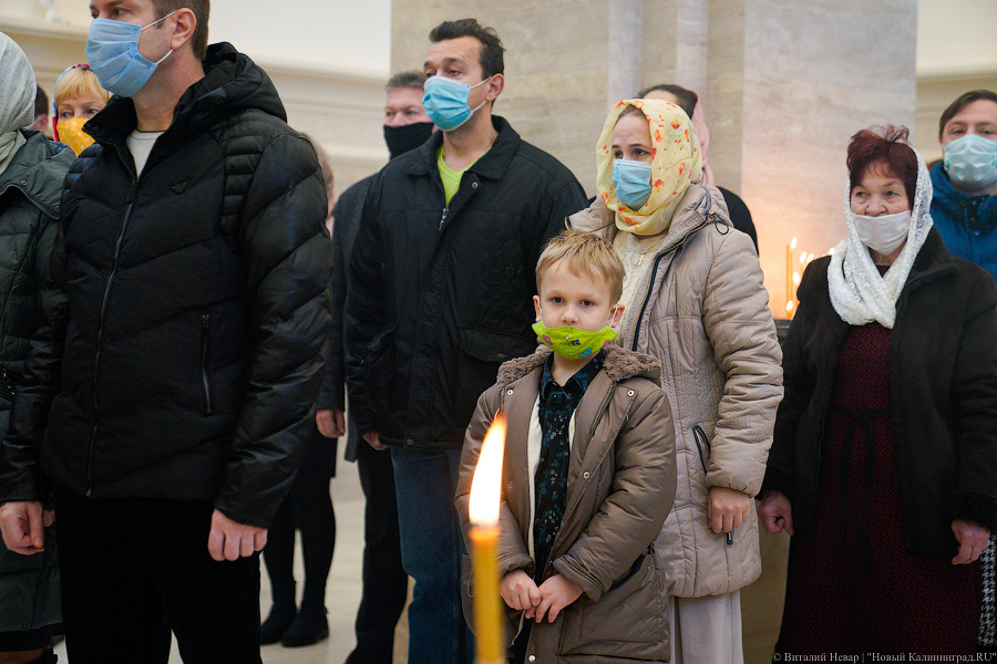 Богослужение в масках: в Калининграде прошла первая литургия в новом храме (фото)