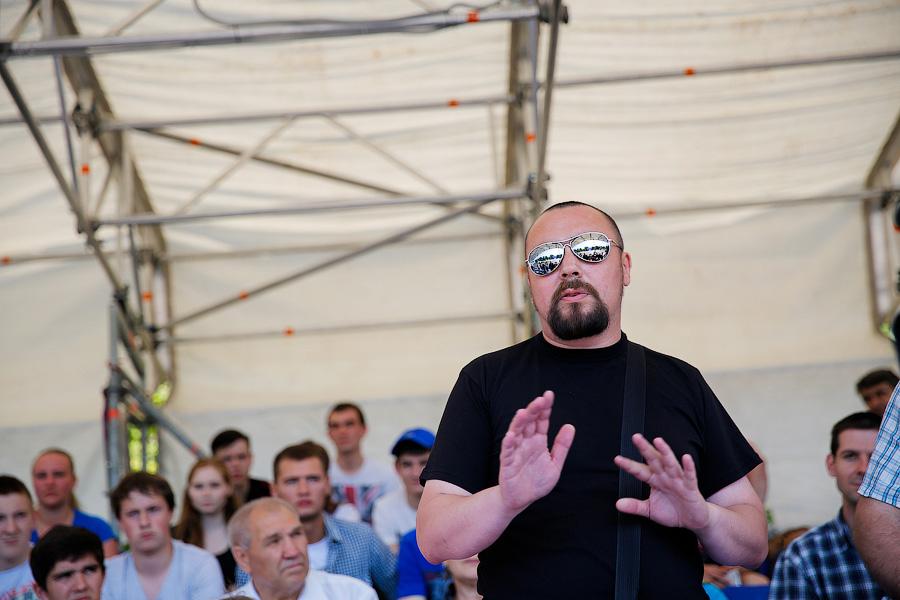 Болеем дружно: как губернатор с футбольными фанатами общался