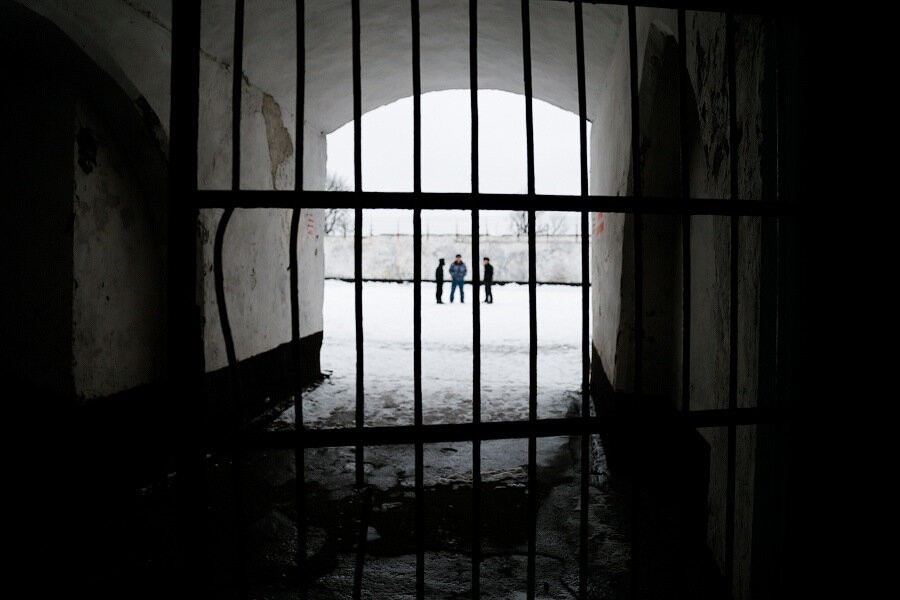 Сотрудника колонии в Гвардейске обвинили в получении взятки от преступника