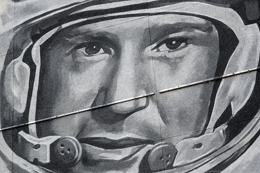 Не граффити, а стрит-арт: в Калининграде нарисовали портрет космонавта Леонова