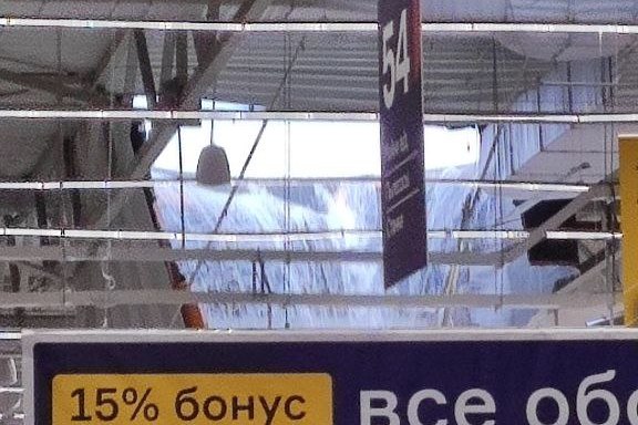 В «Бауцентре» на Дзержинского в Калининграде во время дождя обрушилась крыша, затопило зал (видео)