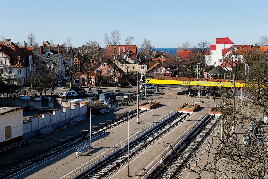 На жд-вокзале Зеленоградска вновь начали ремонтировать главную пассажирскую платформу
