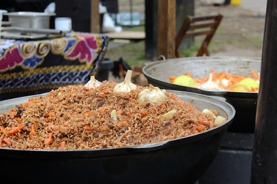 Ярмарка для метеоустойчивых: как прошло открытие гастрофестиваля на острове Канта (фото)