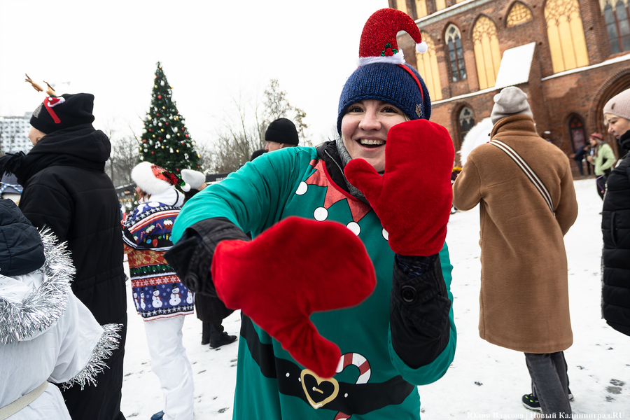 Цвет настроения — красный: на острове Канта прошёл благотворительный забег Дедов Морозов