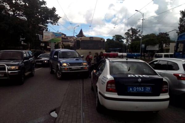 На ул. Черняховского столкнулись пикап и автобус, образовалась большая пробка (фото)