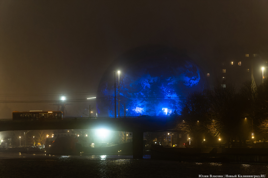 Между огнями и туманами: фотопрогулка по вечернему Калининграду