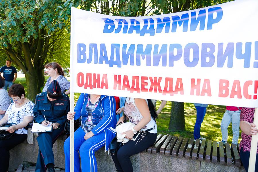 Между ямой и Китаем: как «янтарщики» на площади Василевского митинговали