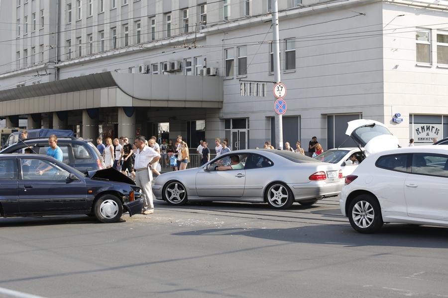 Из-за ДТП на трамвайных рельсах у мэрии Калининграда образовалась пробка (фото)