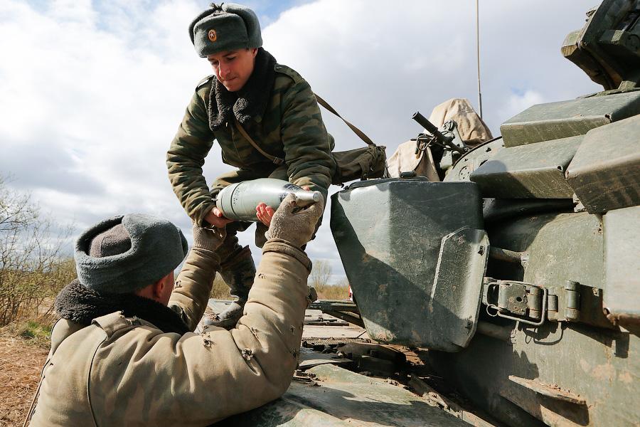 Быстрый и точный: в Калининградской области танкисты готовятся к биатлону